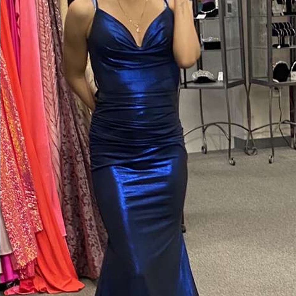 I am selling a prom dress